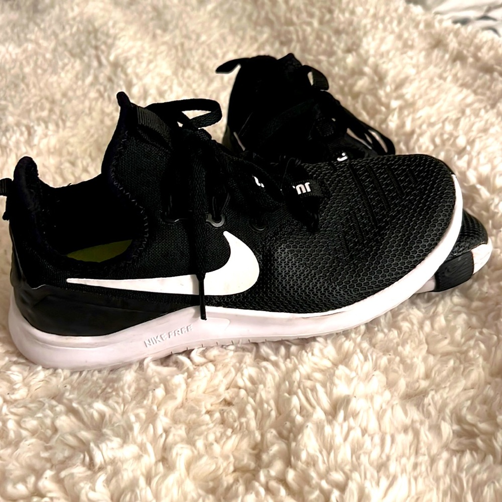 Really nice and comfortable nike shoes. Almost brand new